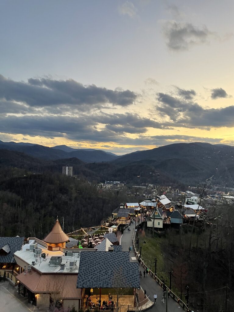 ULTIMATE WEEKEND GETAWAY IN GATLINBURG, TN – SMOKY MOUNTAINS & MORE